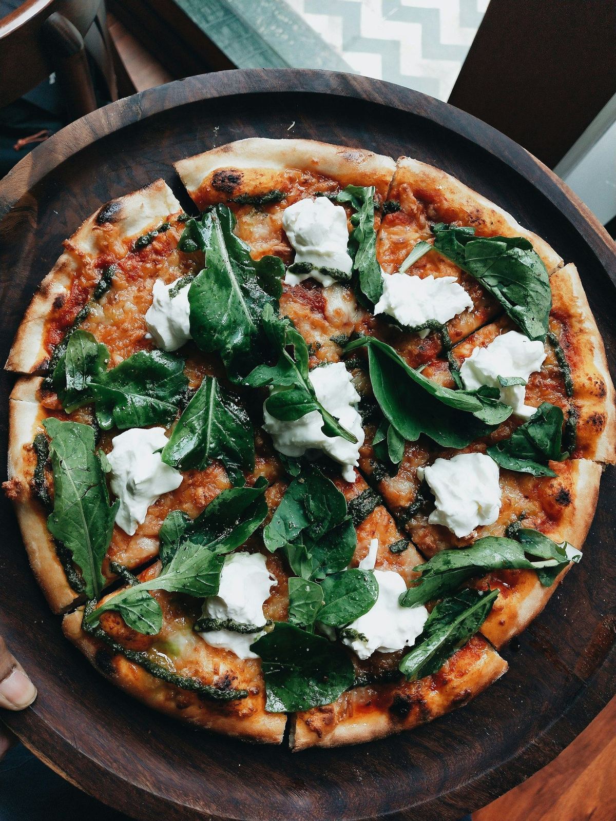 Pizza verte garnie d'herbes fraîches sur fond sombre