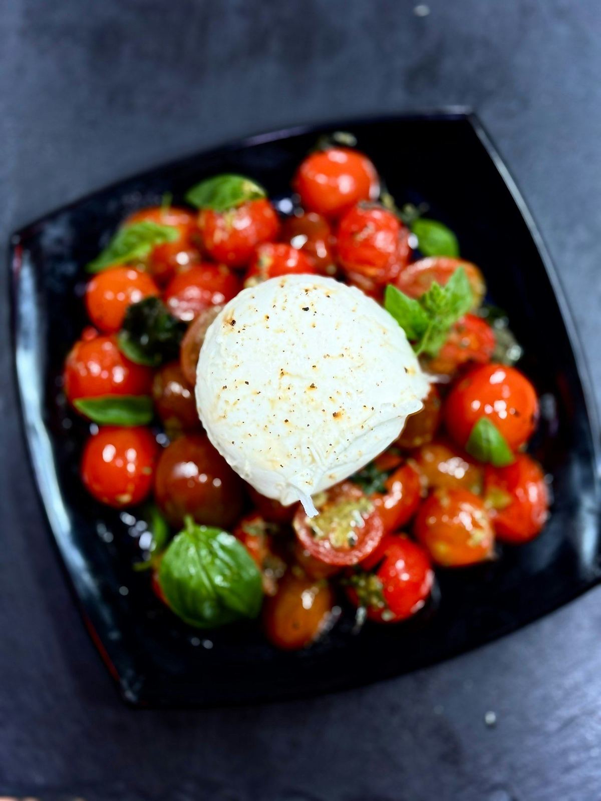 Burrata, tomates cerises et basilic