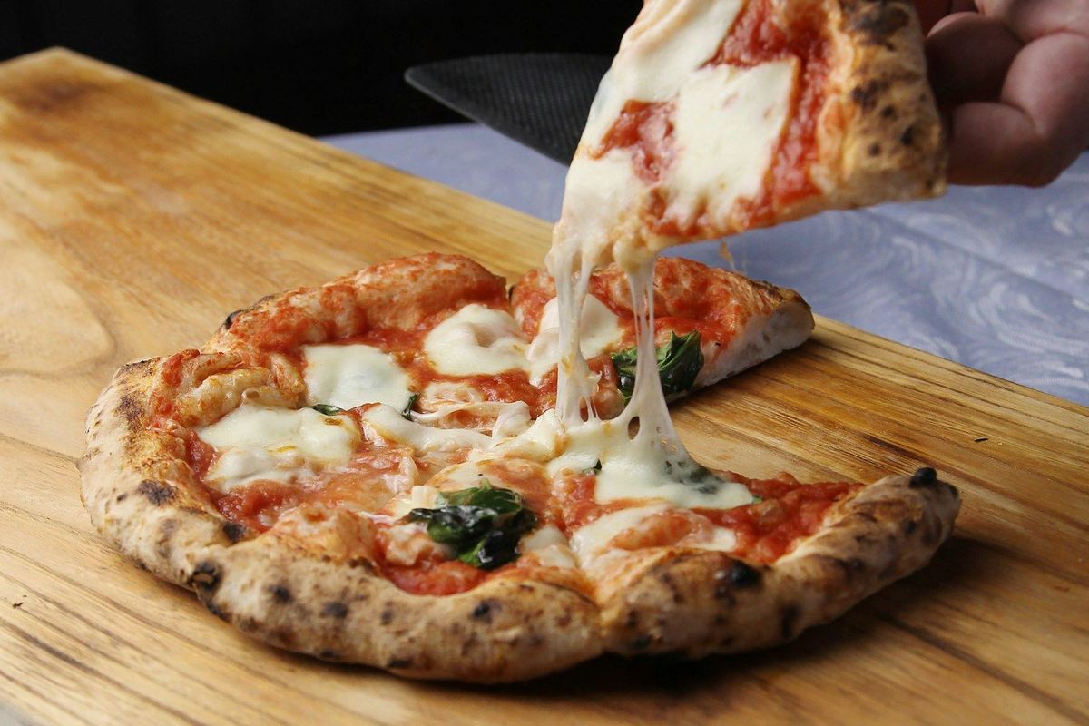 Part de pizza napolitaine au fromage filant