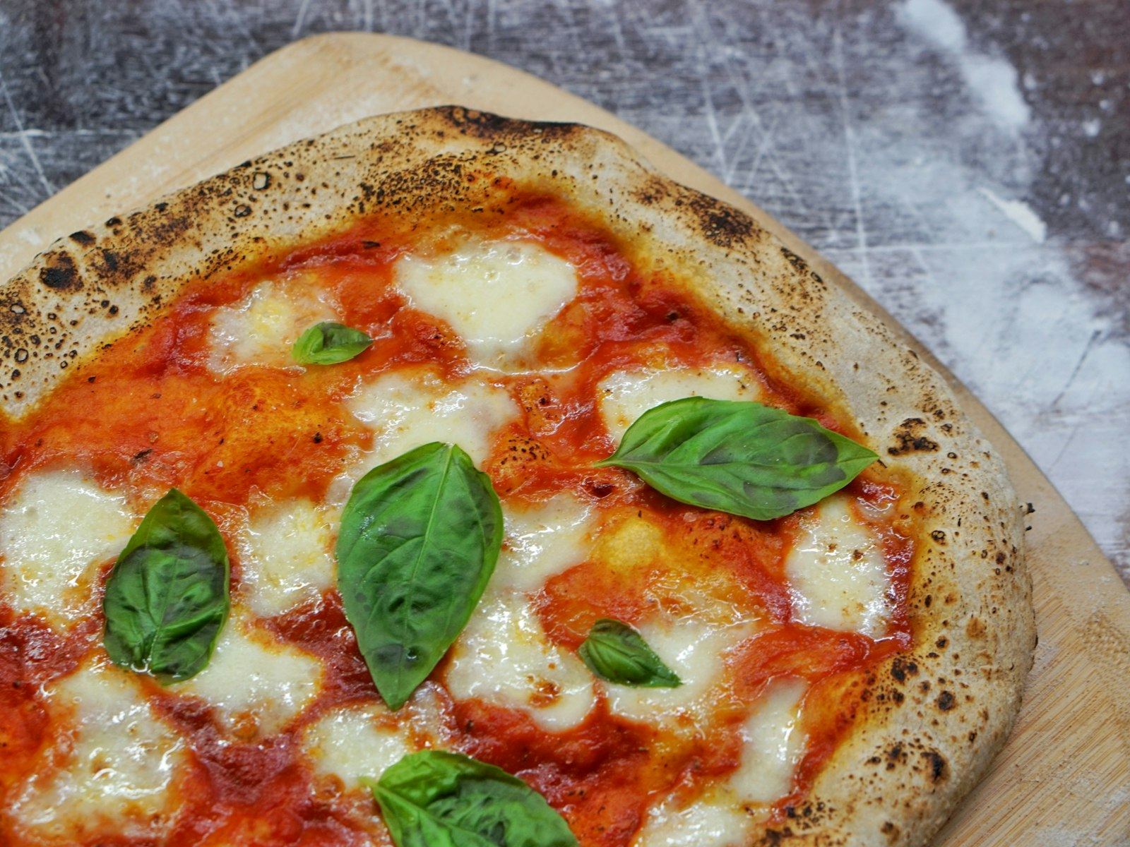 Pizza margherita, mozzarella fondue et basilic frais